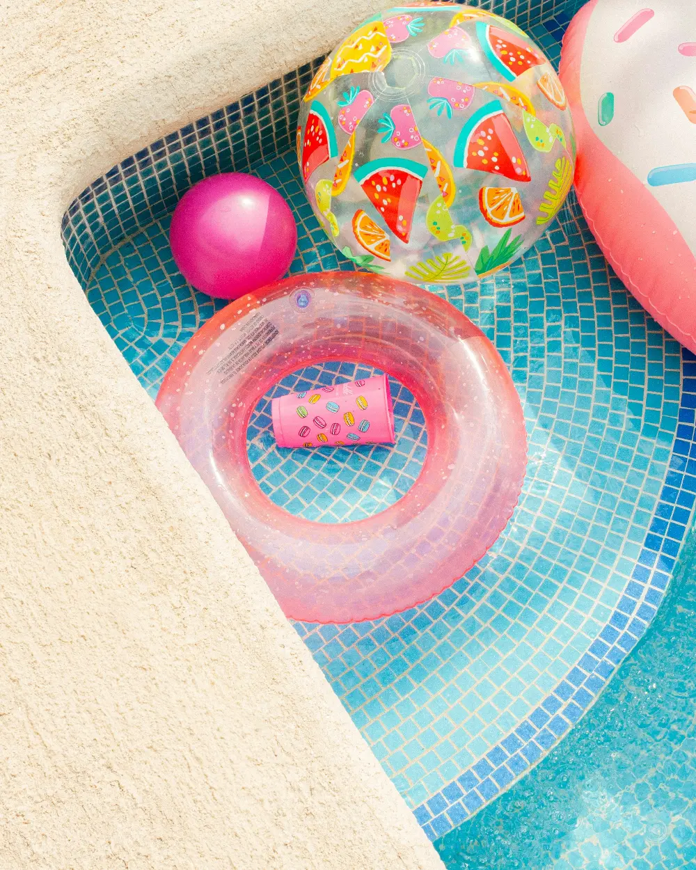 Flotadores y pelotas de colores en una piscina poco profunda